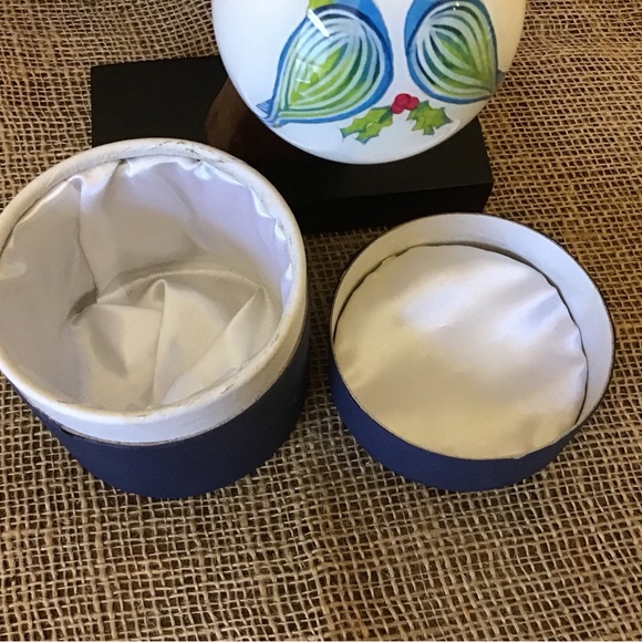 Dillard’s 2008 Two Turtle Doves inside painted glass ornament.  2nd in a series. - Picture 5 of 7